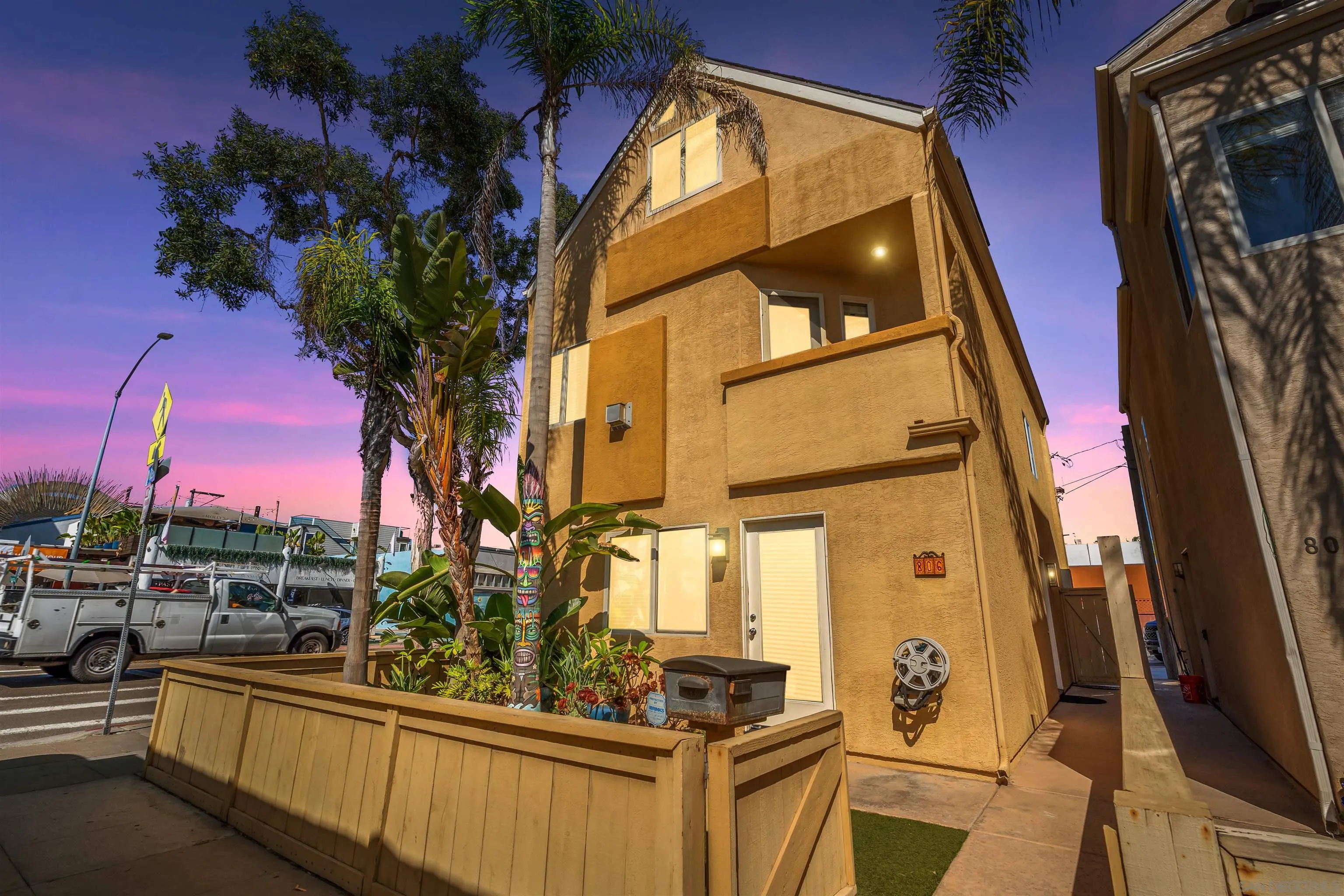 806 Redondo Ct