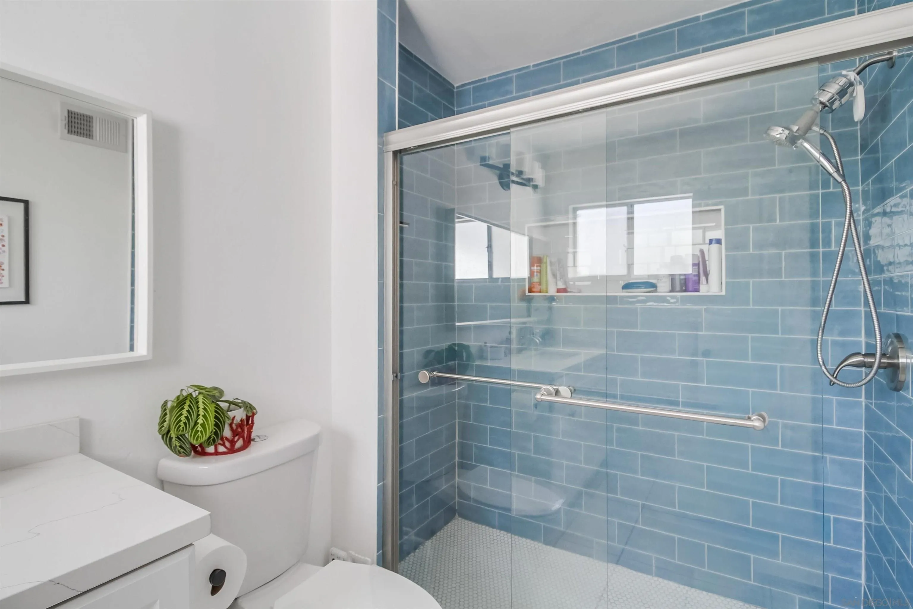 1410 E 6th St