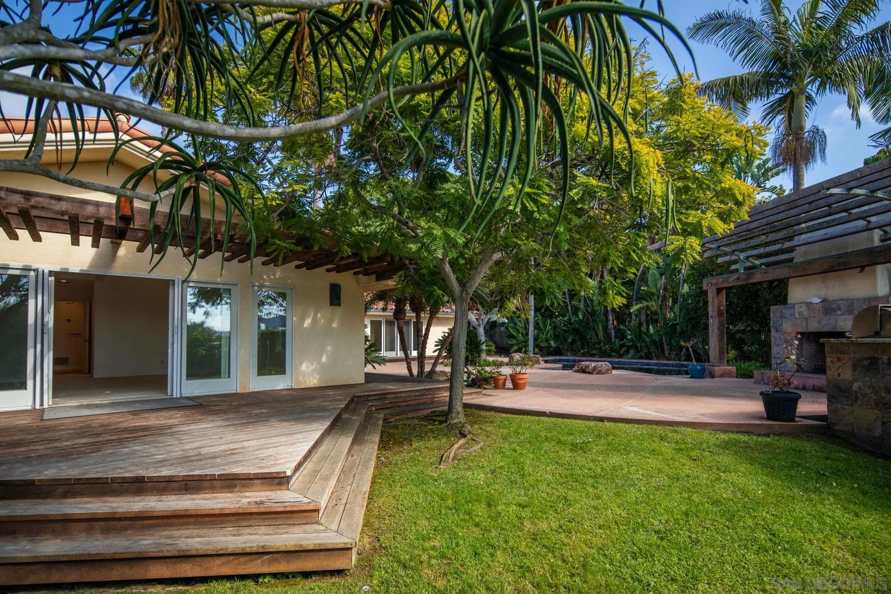 2351 Calle Corta