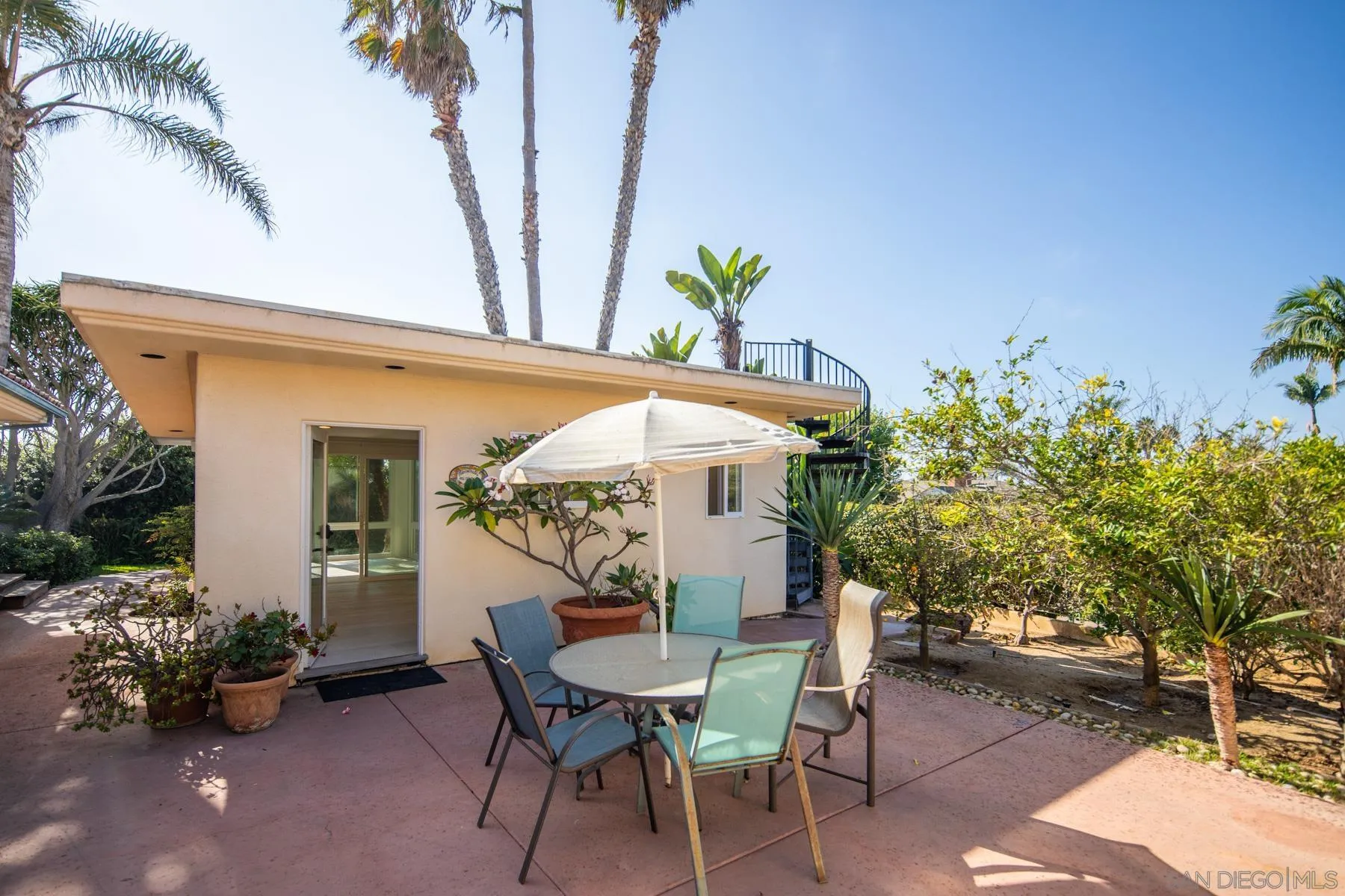 2351 Calle Corta