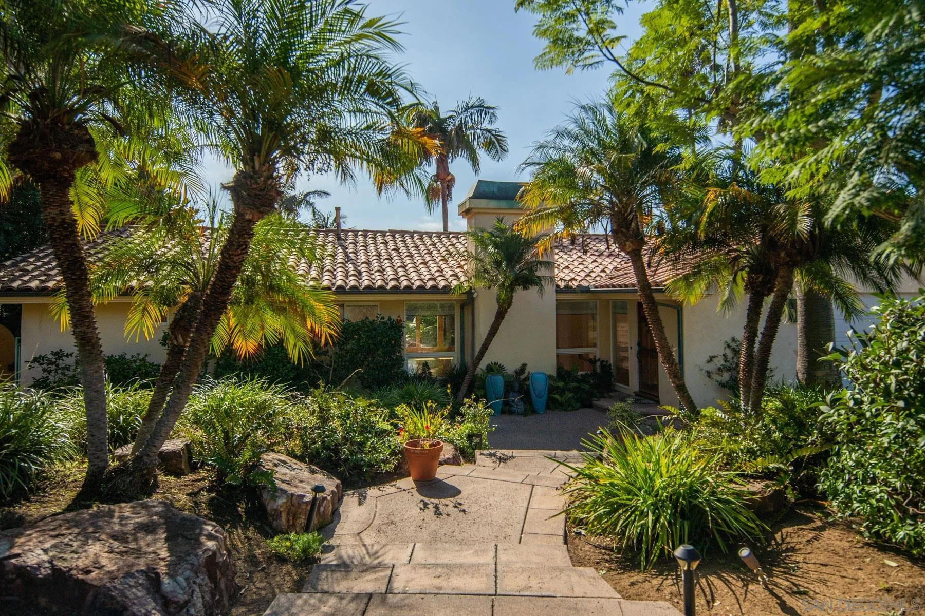 2351 Calle Corta