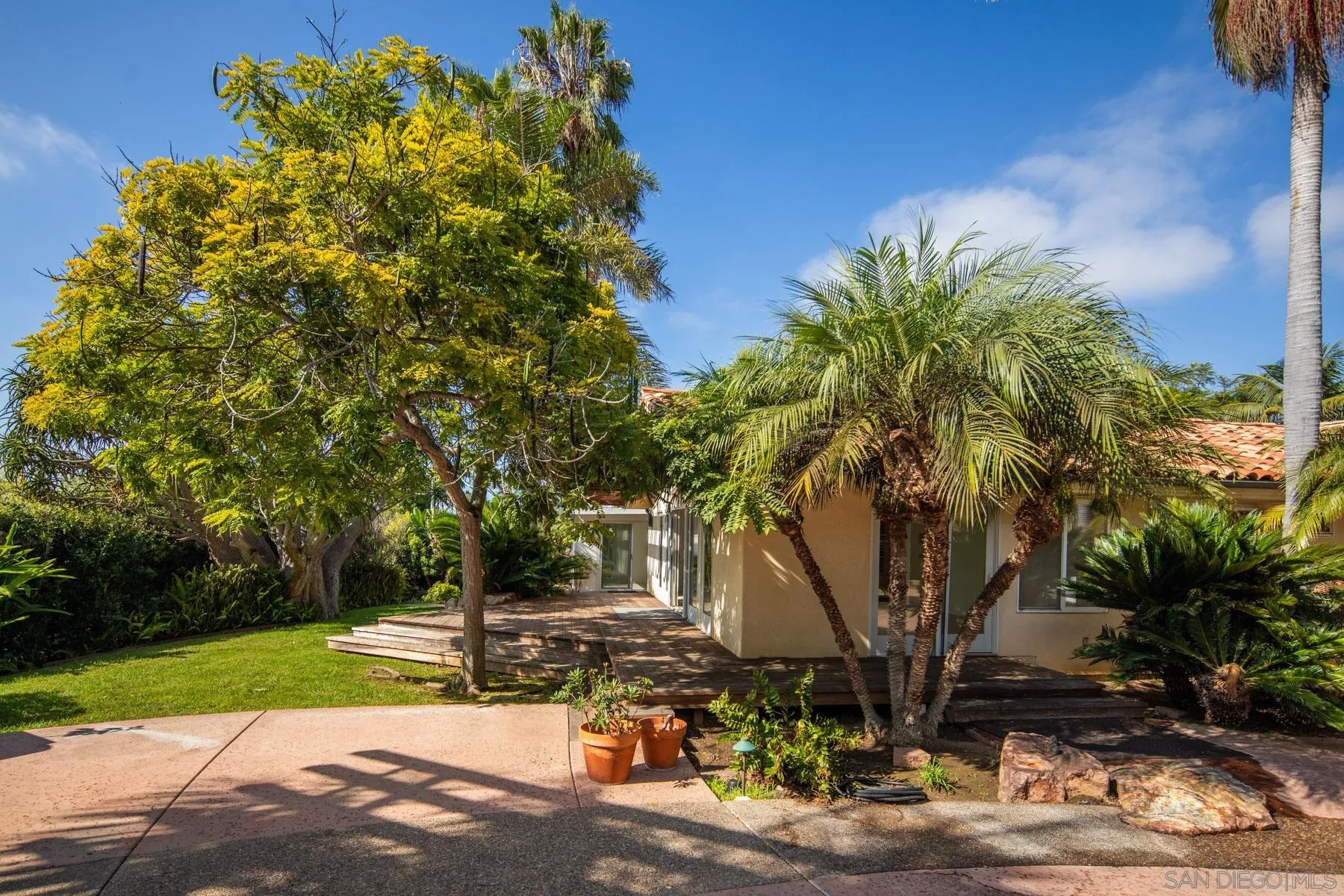 2351 Calle Corta