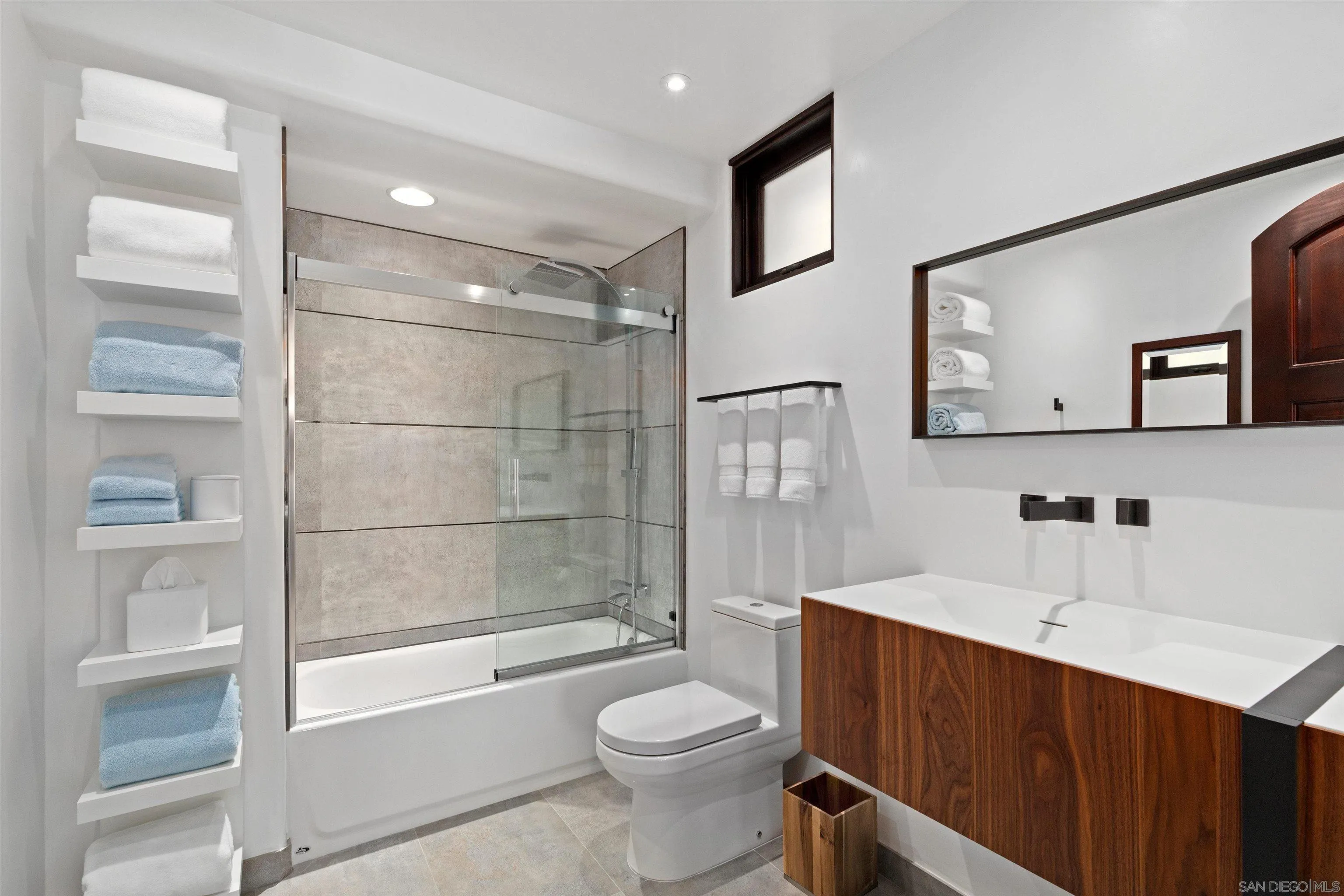 5850 Camino De La Costa