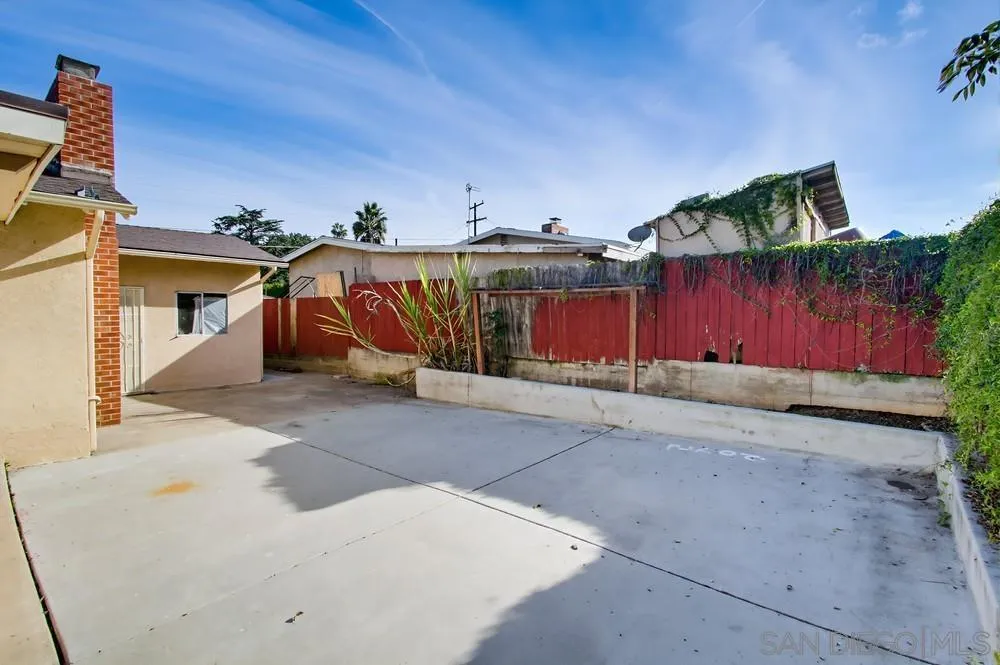 2574 Crestline Dr