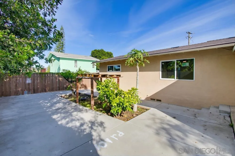 2574 Crestline Dr