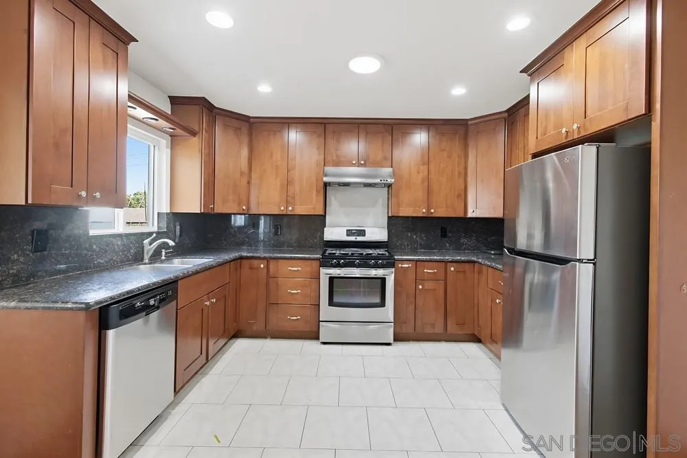 2574 Crestline Dr