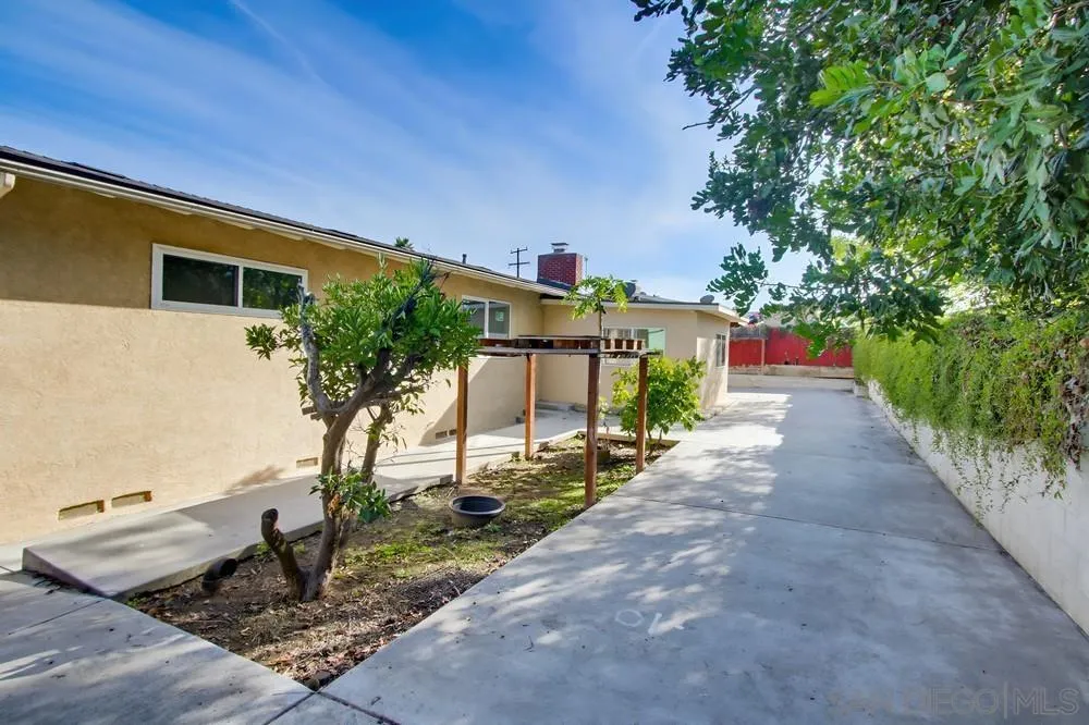 2574 Crestline Dr