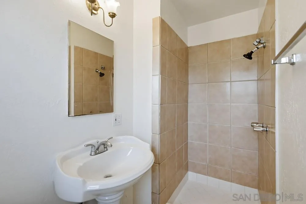 2574 Crestline Dr