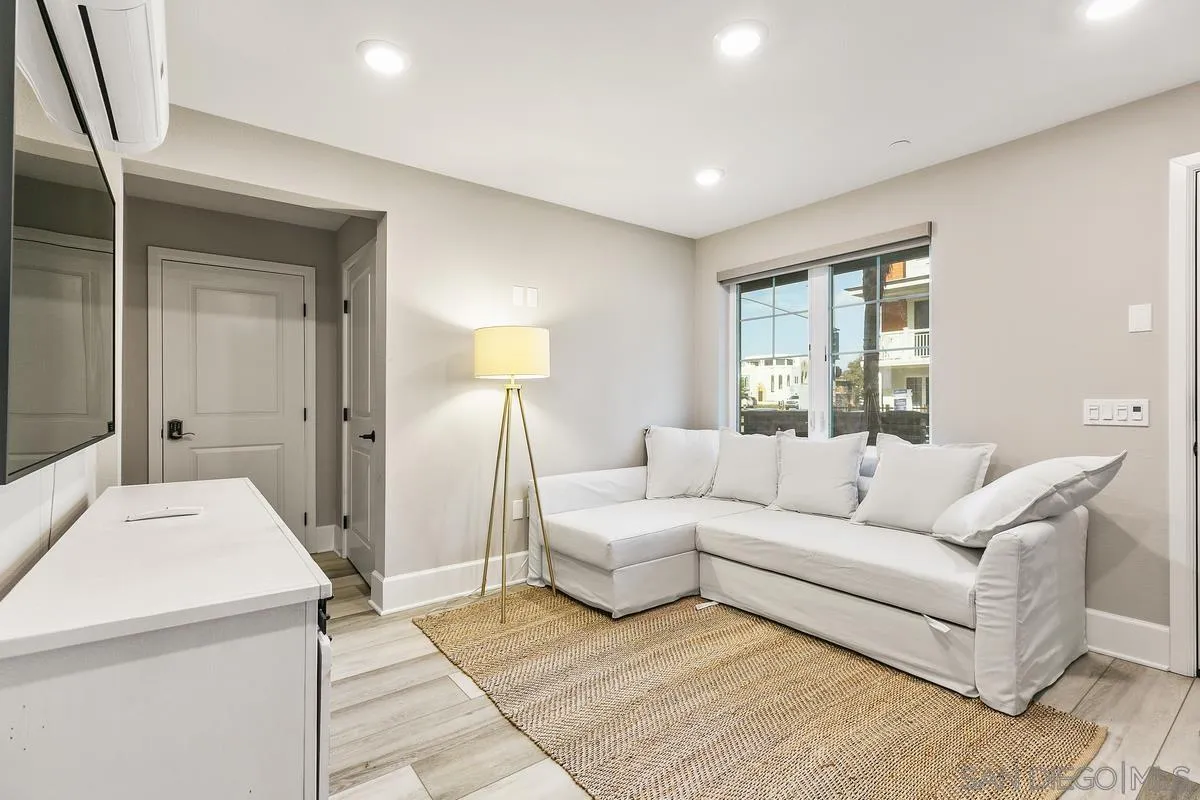 807 Santa Barbara Pl