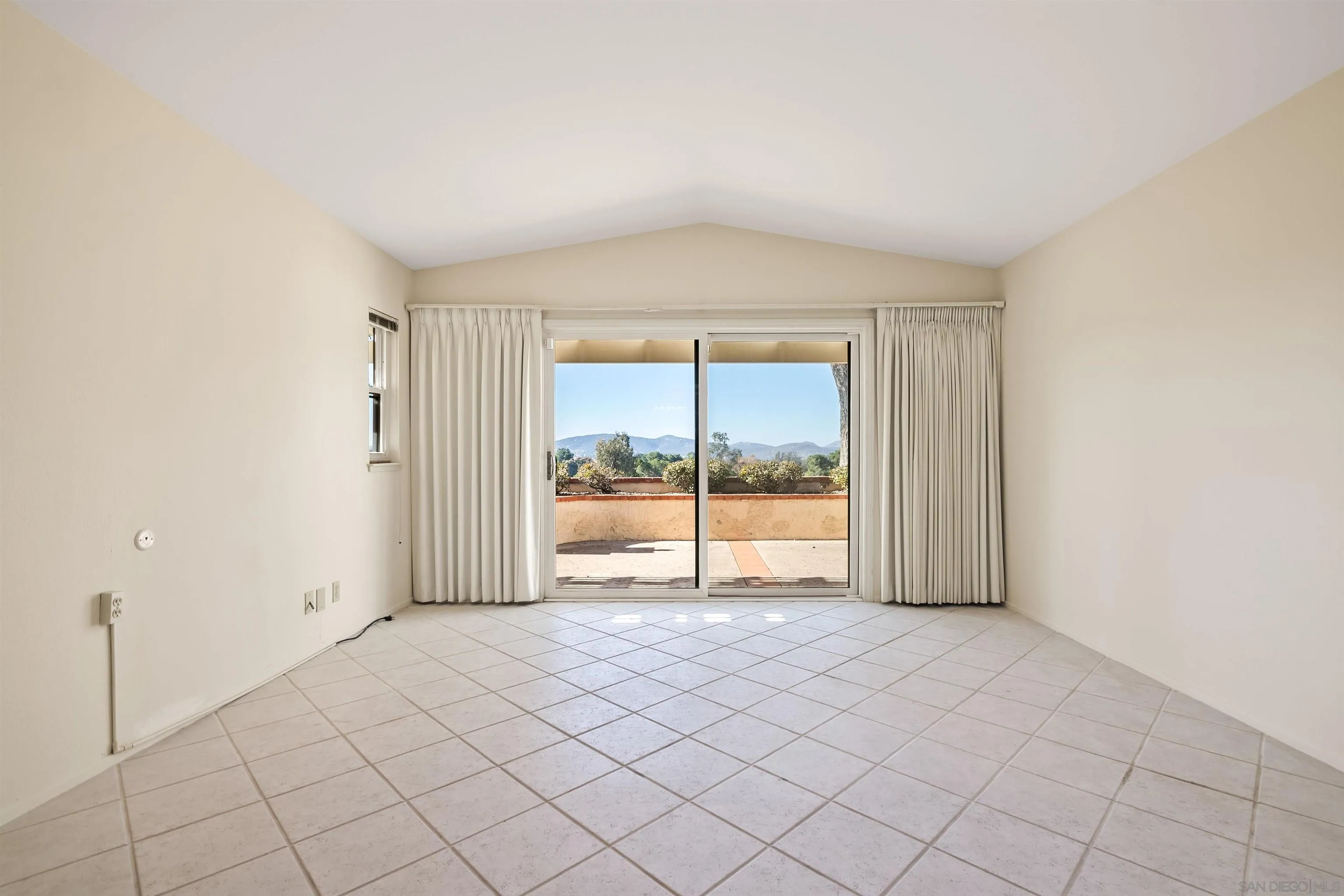 18113 Calle Estepona