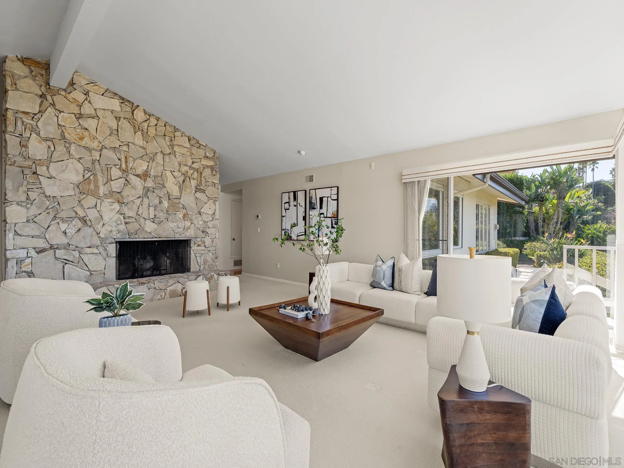 6424 El Camino Del Teatro