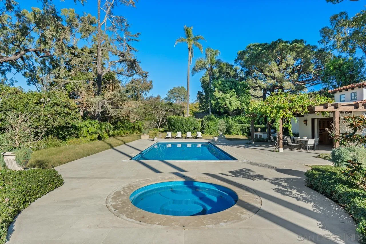 1205 Muirlands Dr