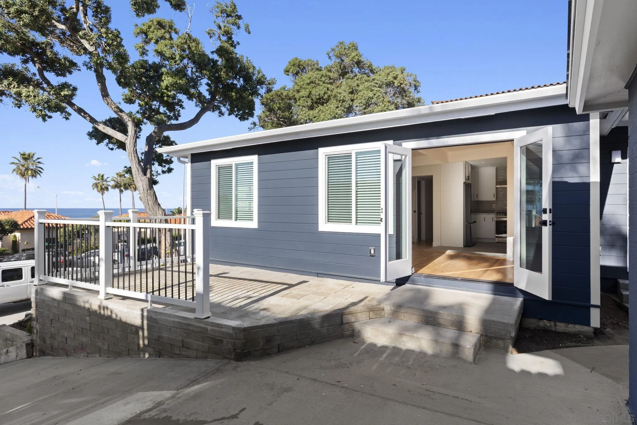 725 Coast Boulevard S