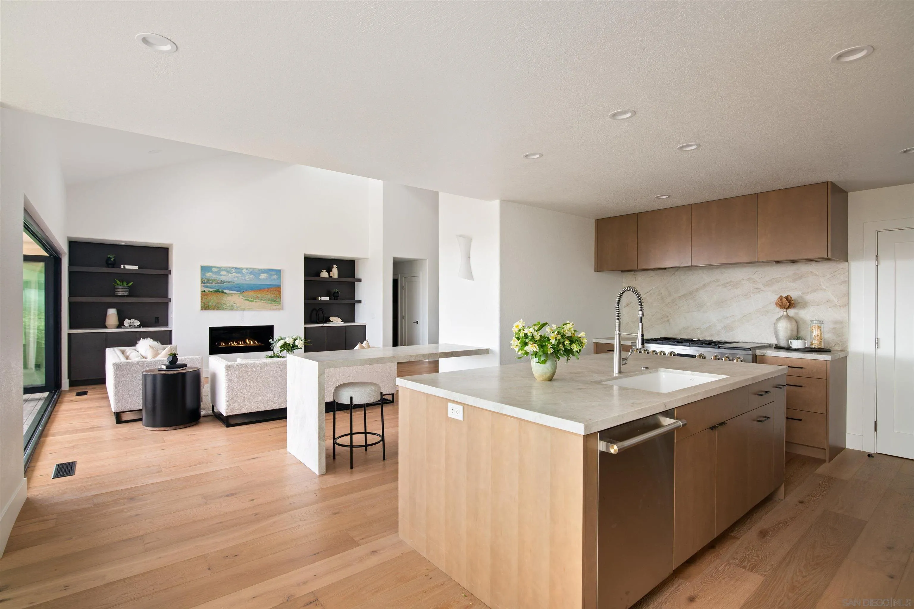 2481 La Marque St
