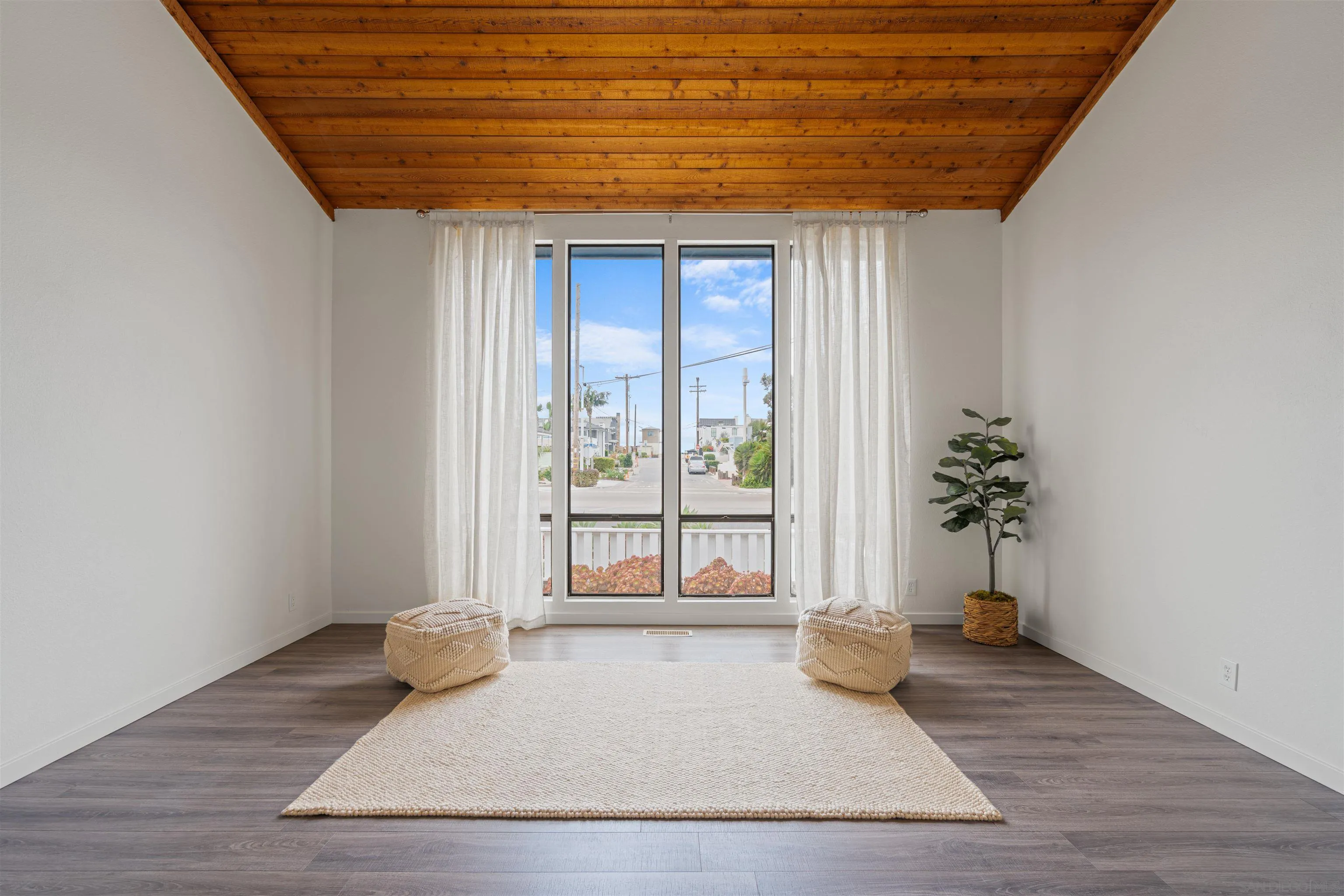 2435 Camino Del Mar