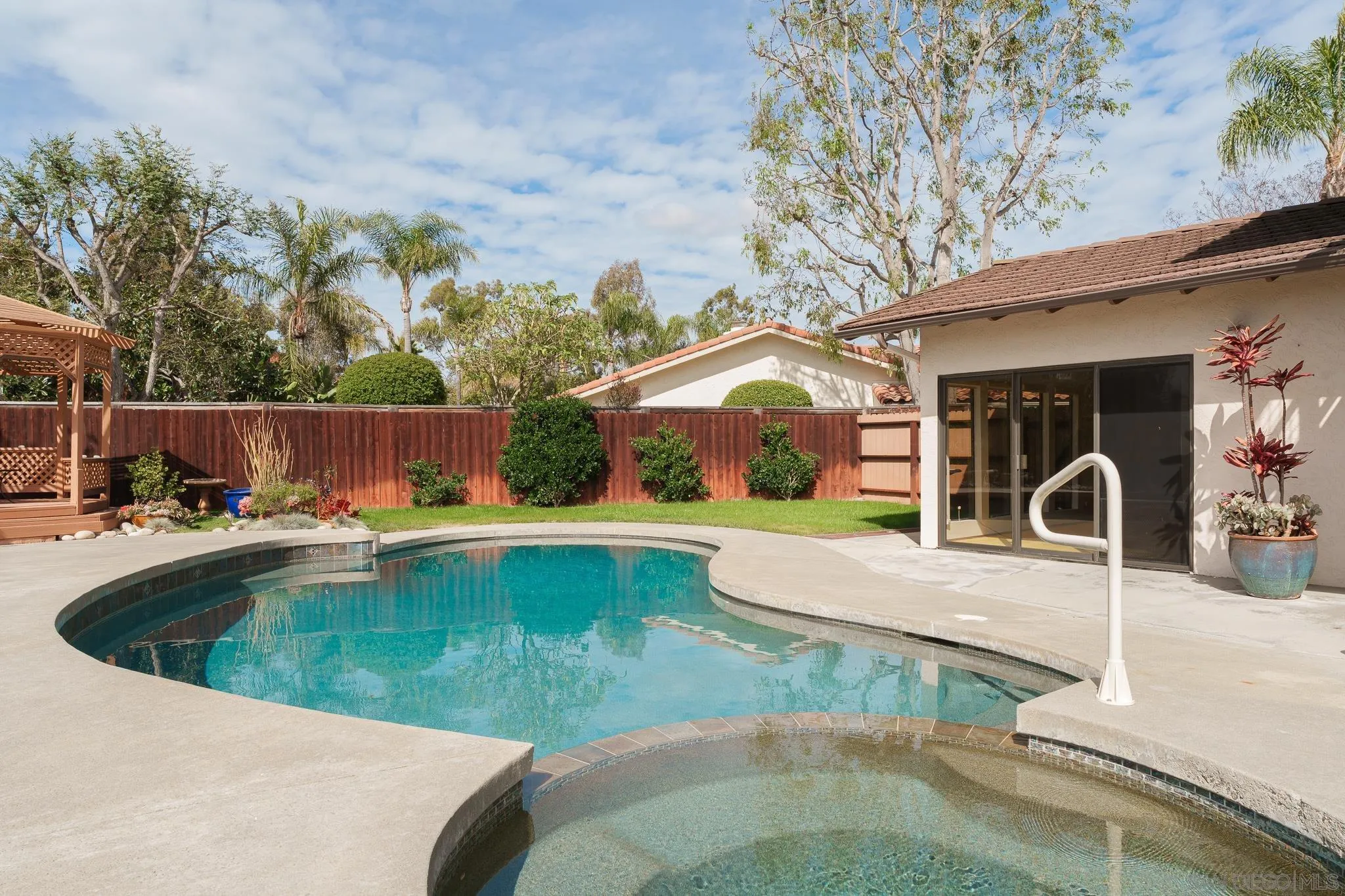 2712 Mateo Pl