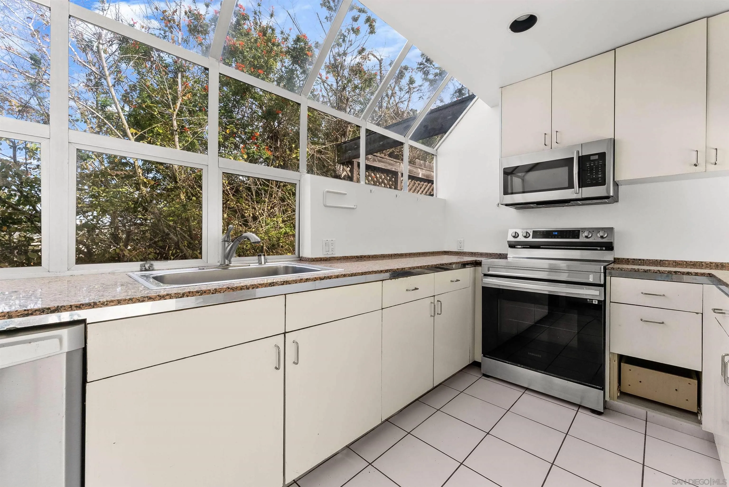 1550 Bluebird Ln