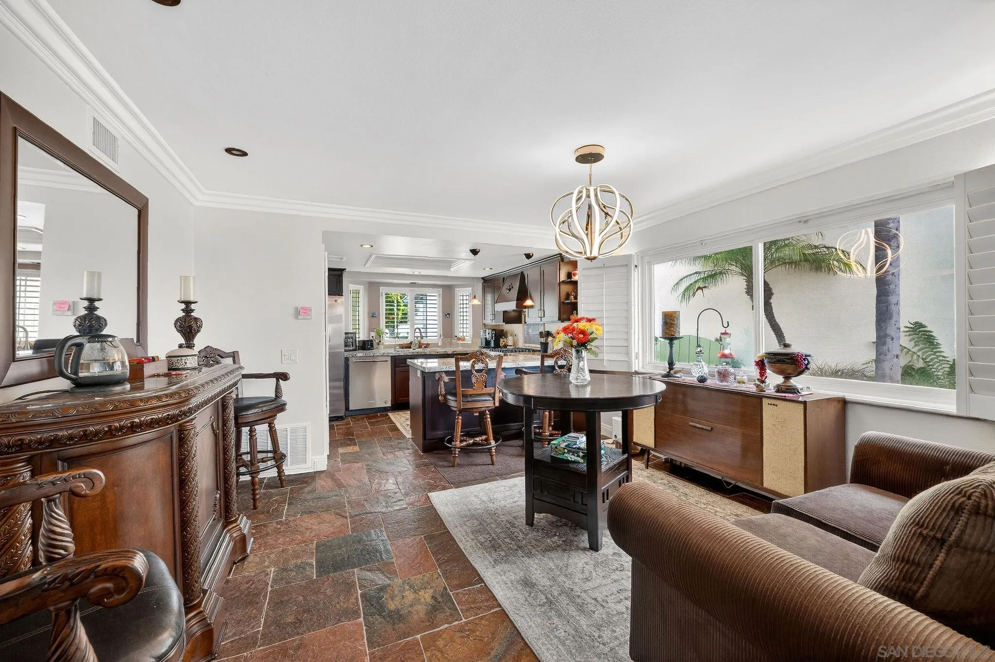 2070 Rue De La Montagne