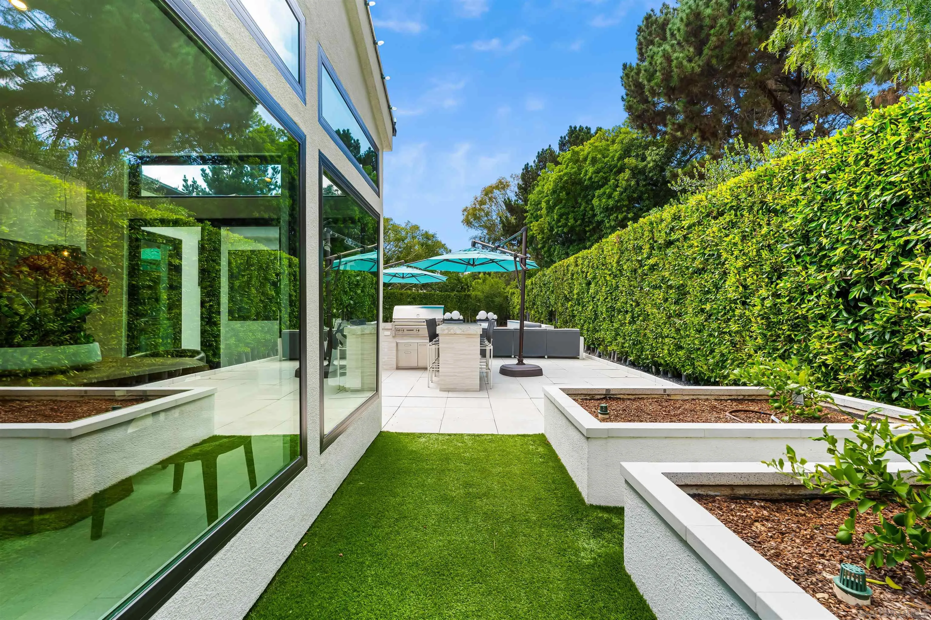 6887 Avenida Andorra