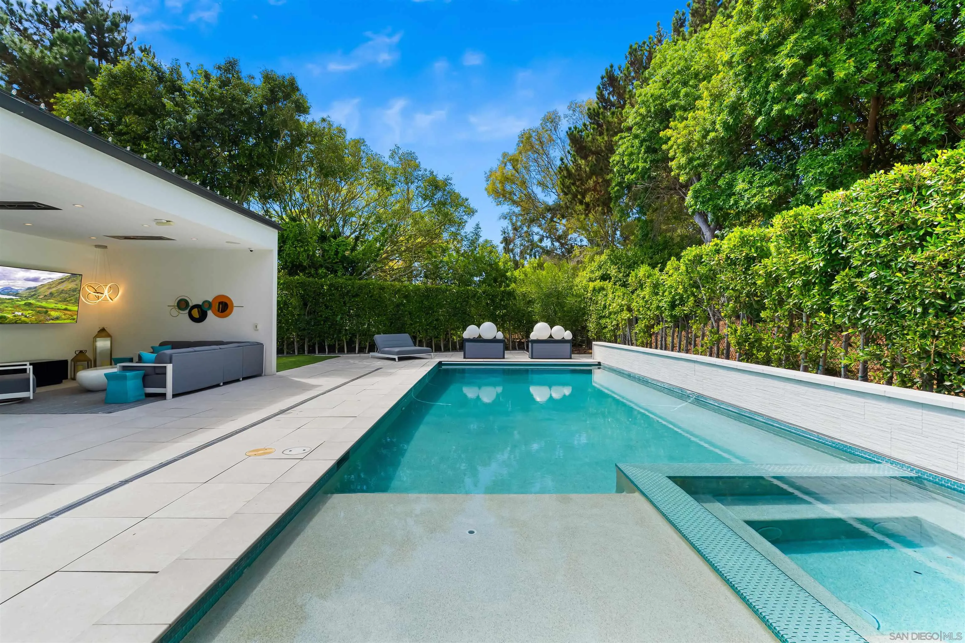 6887 Avenida Andorra