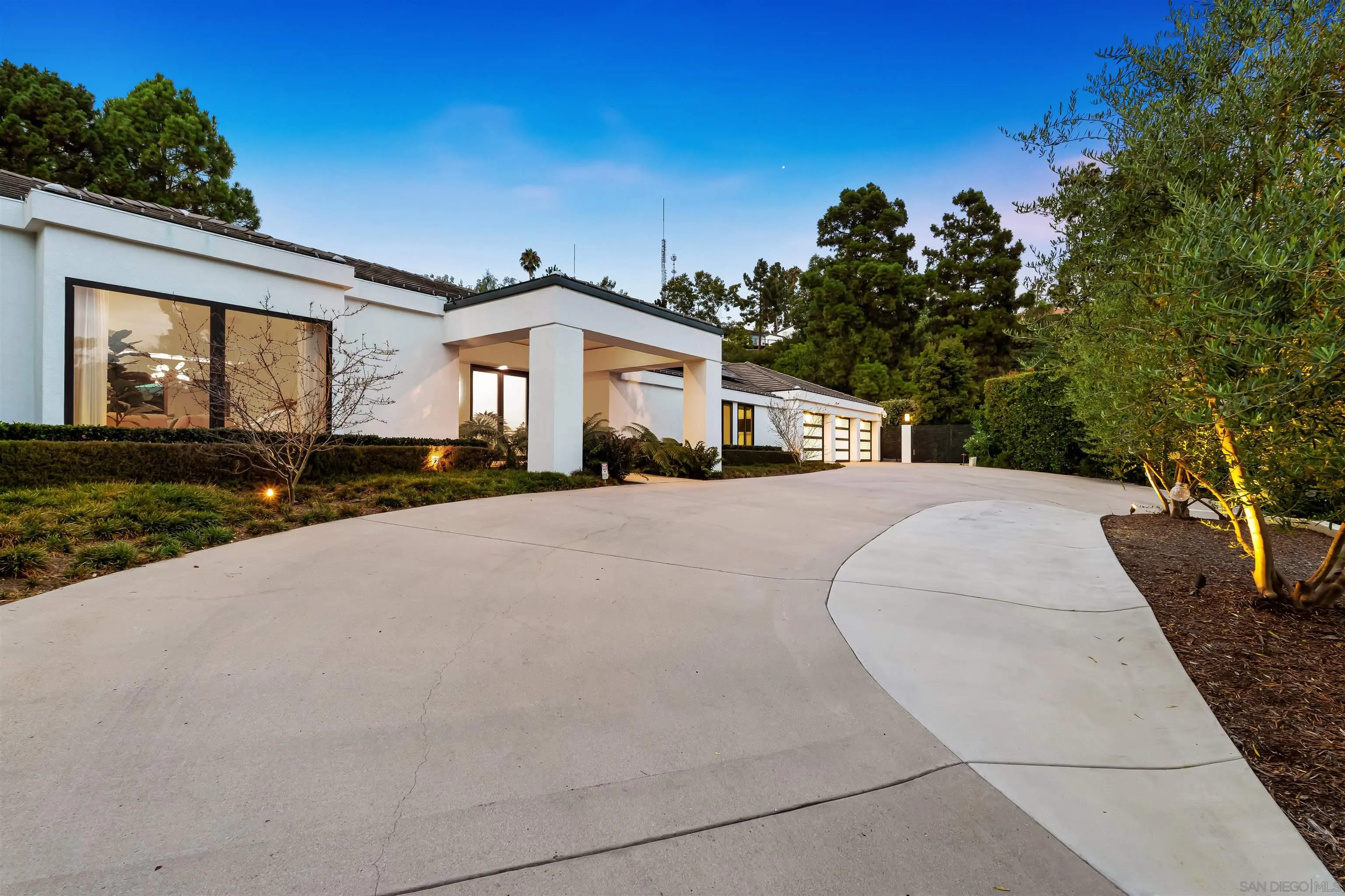 6887 Avenida Andorra