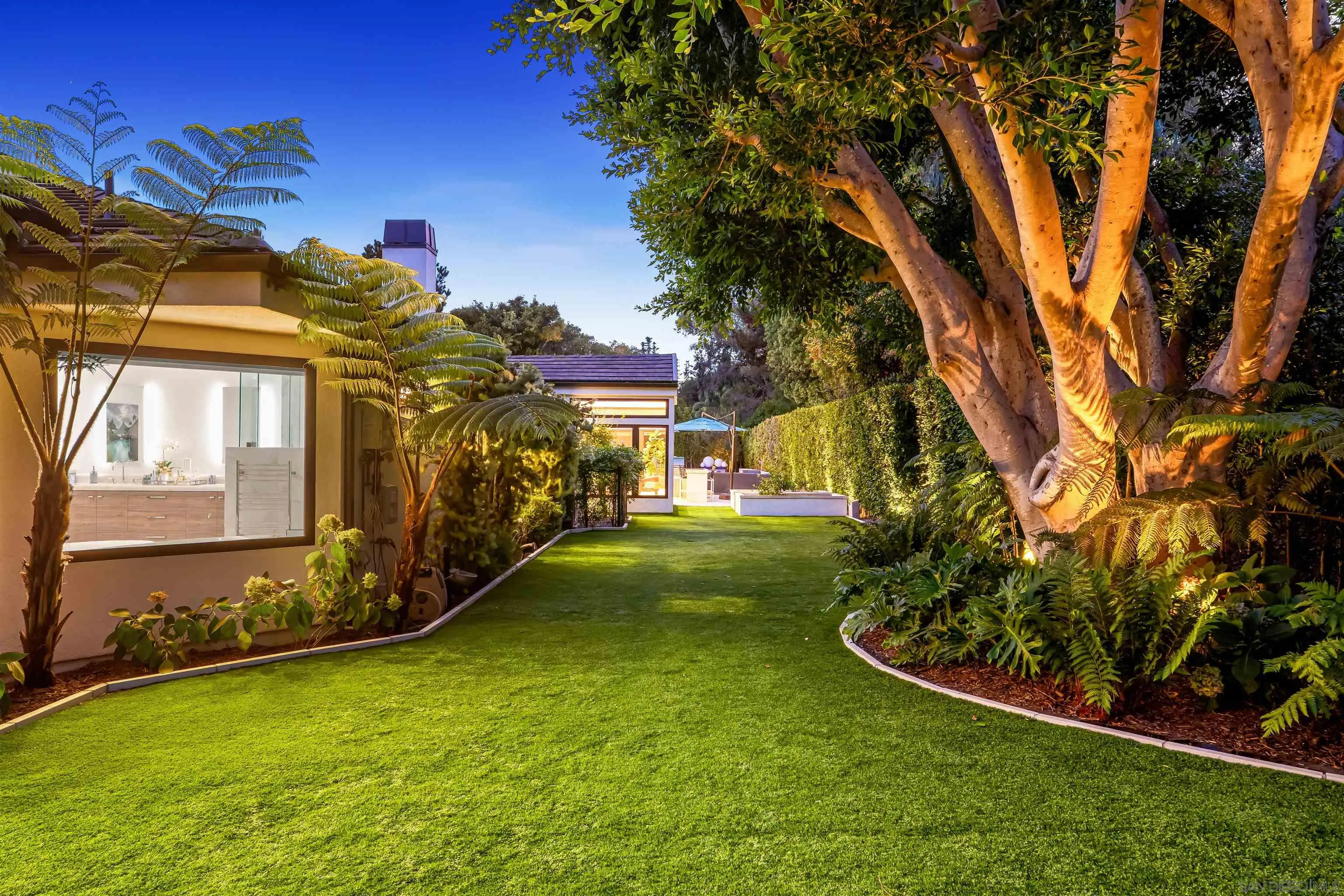 6887 Avenida Andorra