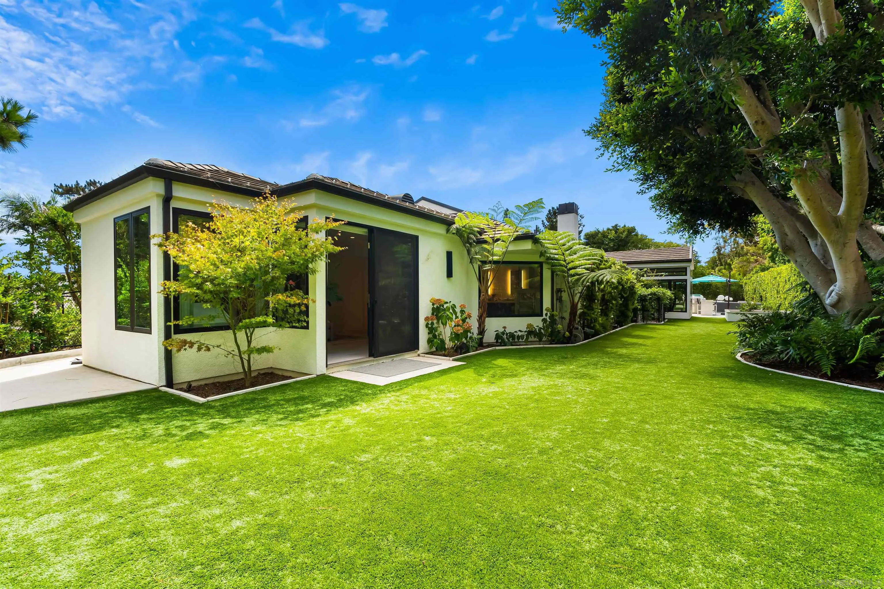 6887 Avenida Andorra