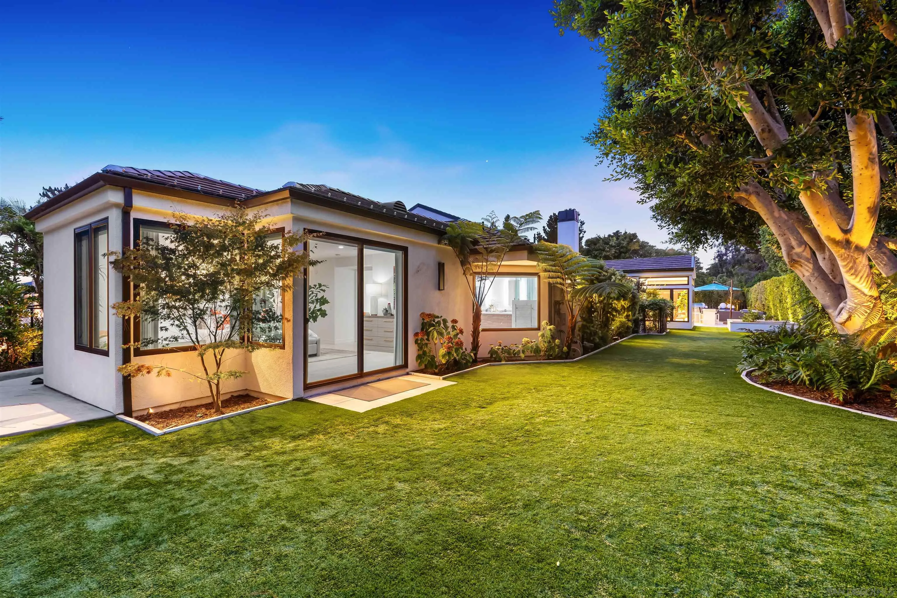 6887 Avenida Andorra