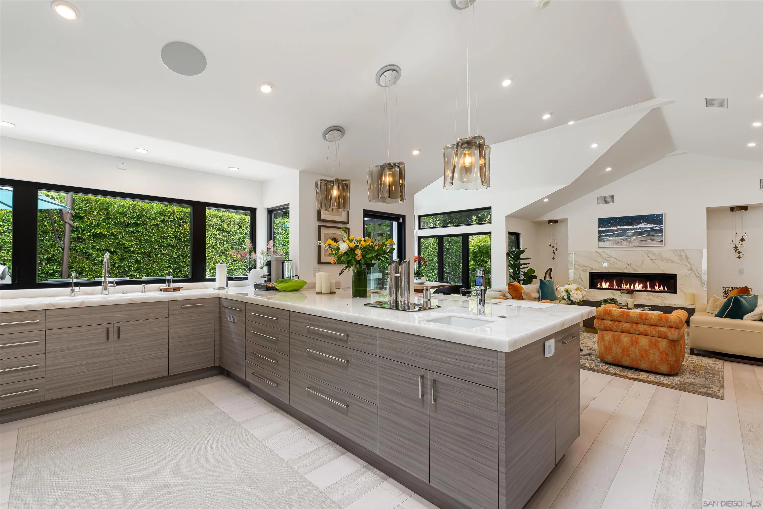 6887 Avenida Andorra