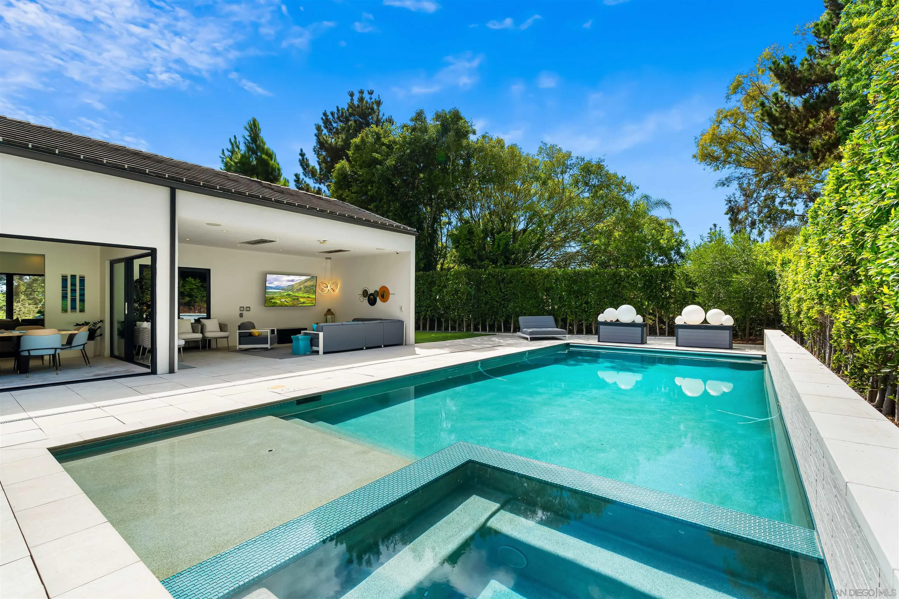 6887 Avenida Andorra