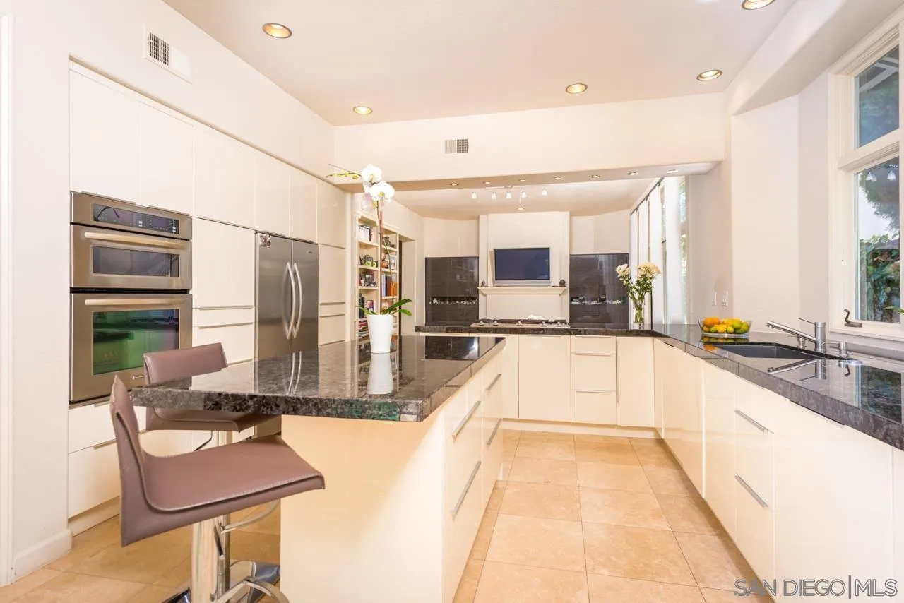 9768 Claiborne Square