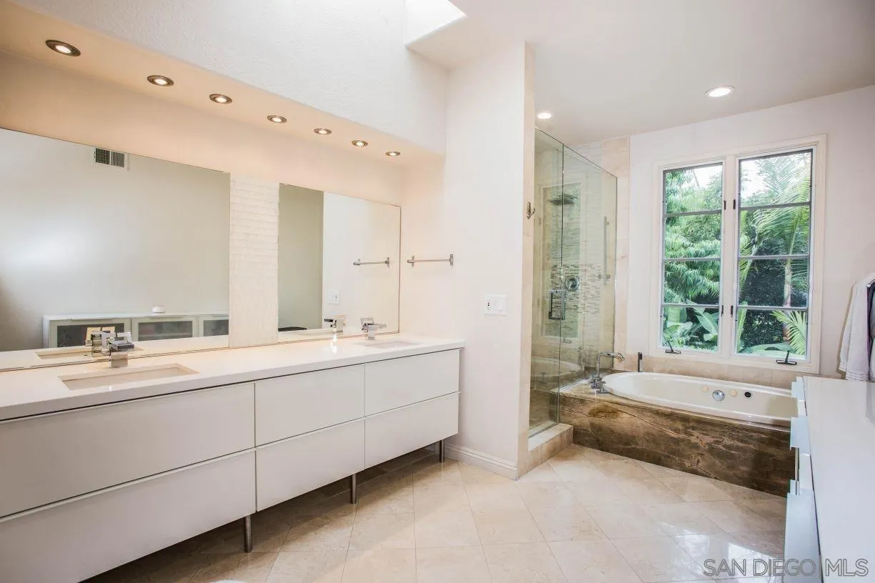 9768 Claiborne Square