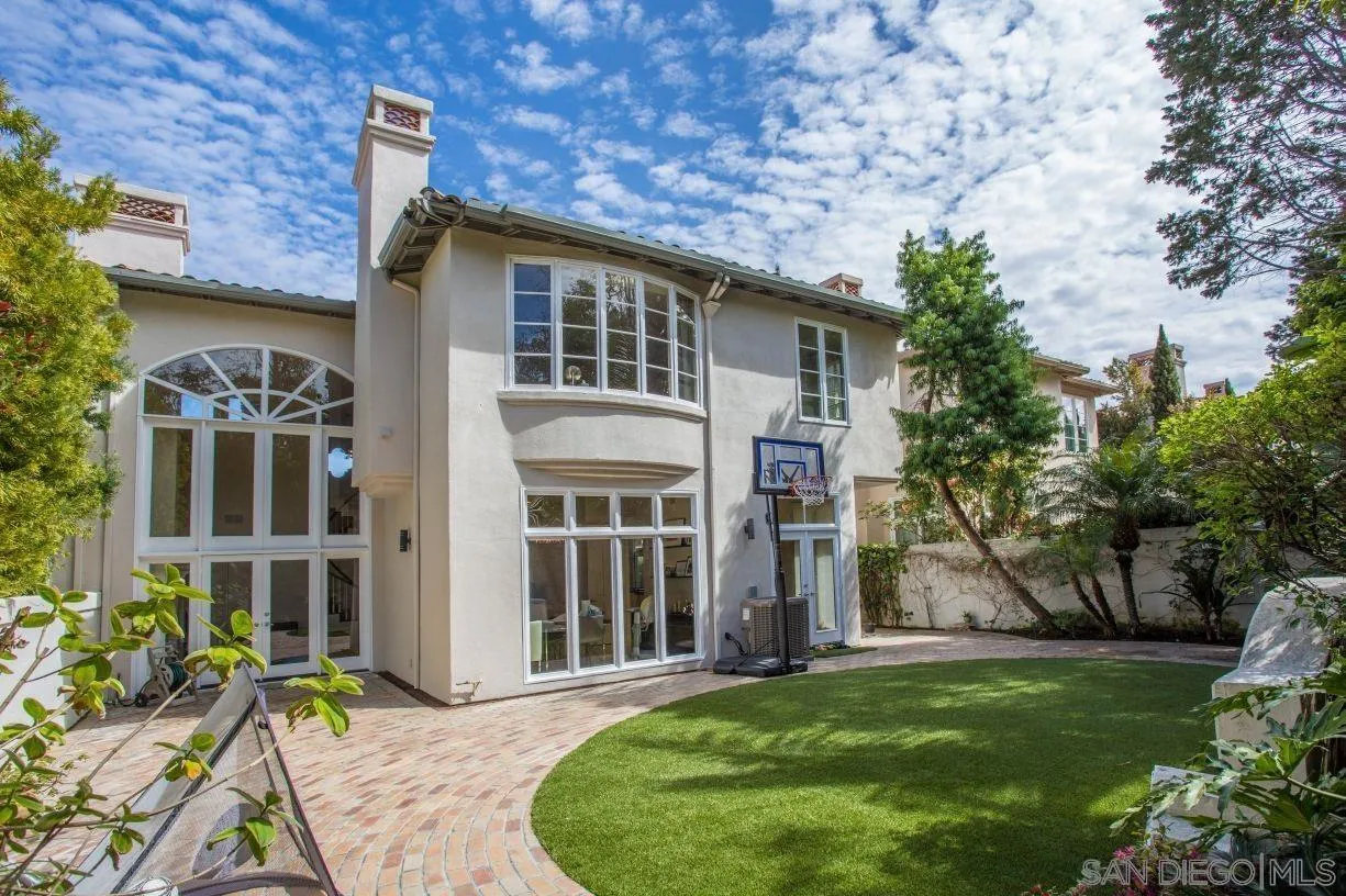 9768 Claiborne Square