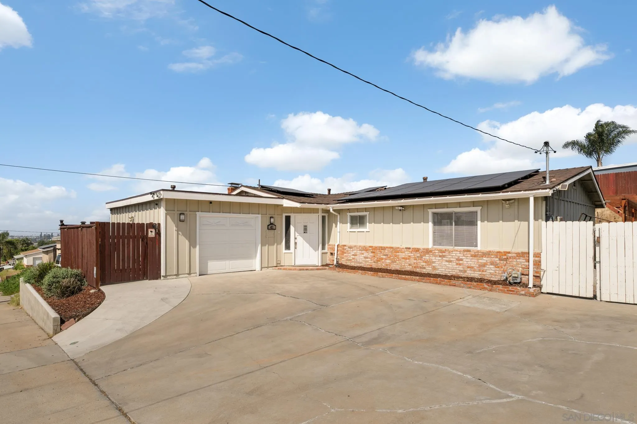 41 E Palomar