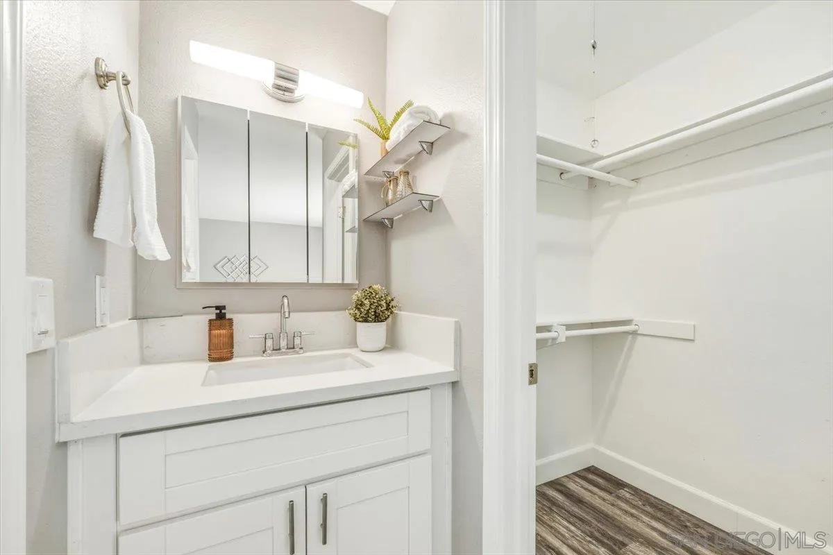 5325 Bonita Dr