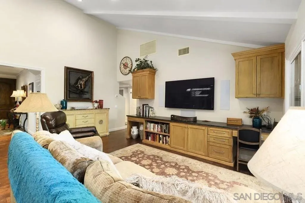 3868 Avenida Feliz