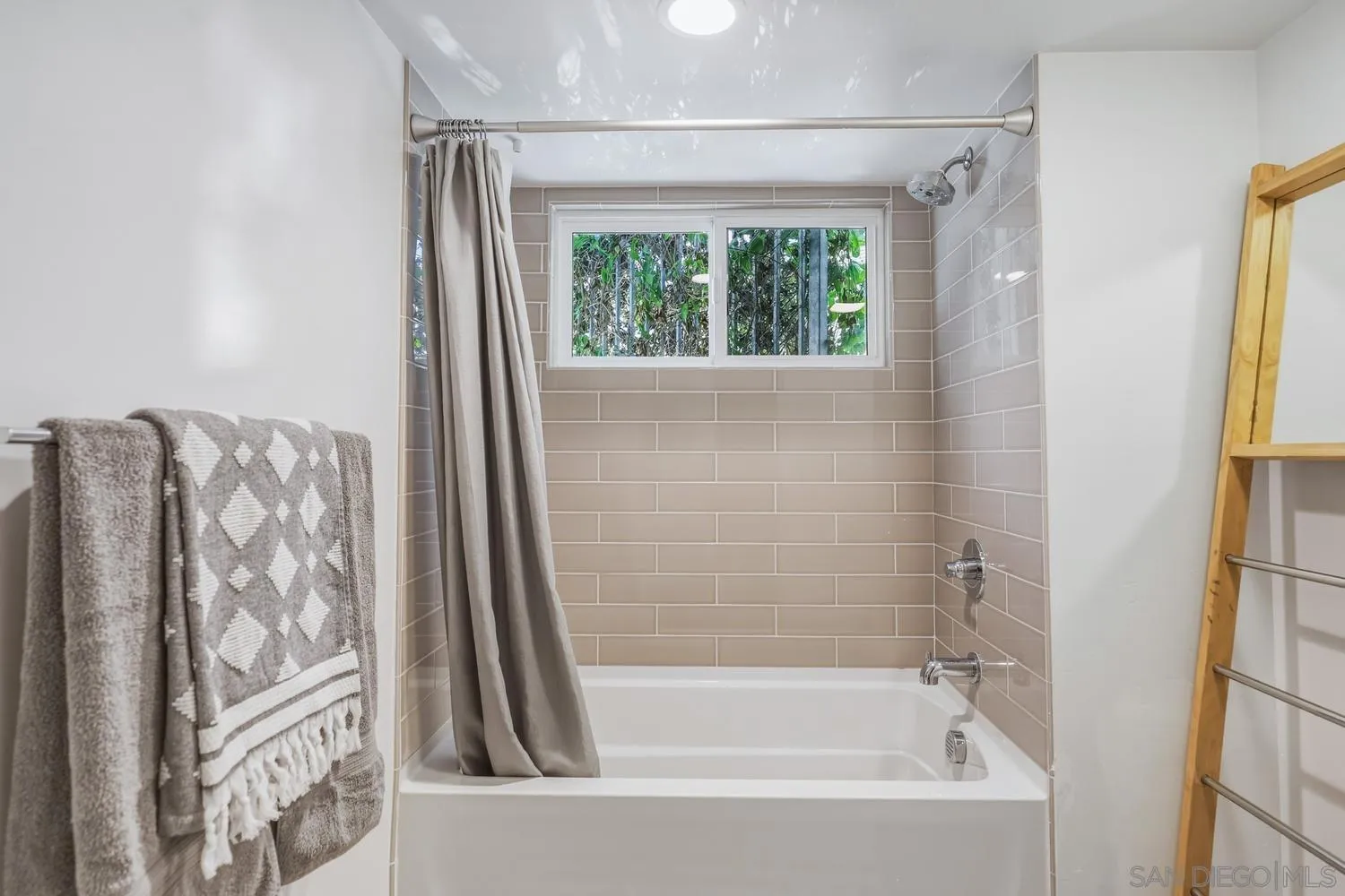 4100 Voltaire St Unit 101