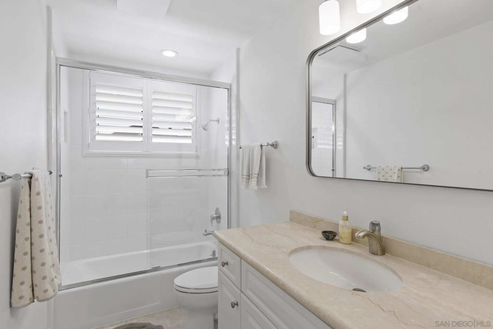 3942 Avenida Brisa