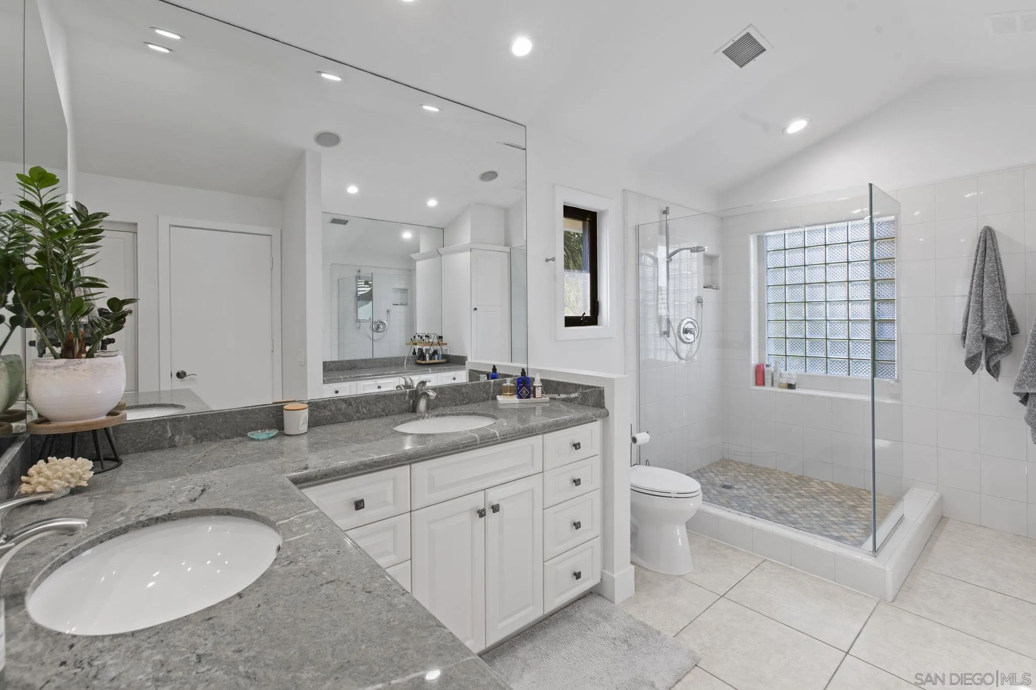3942 Avenida Brisa