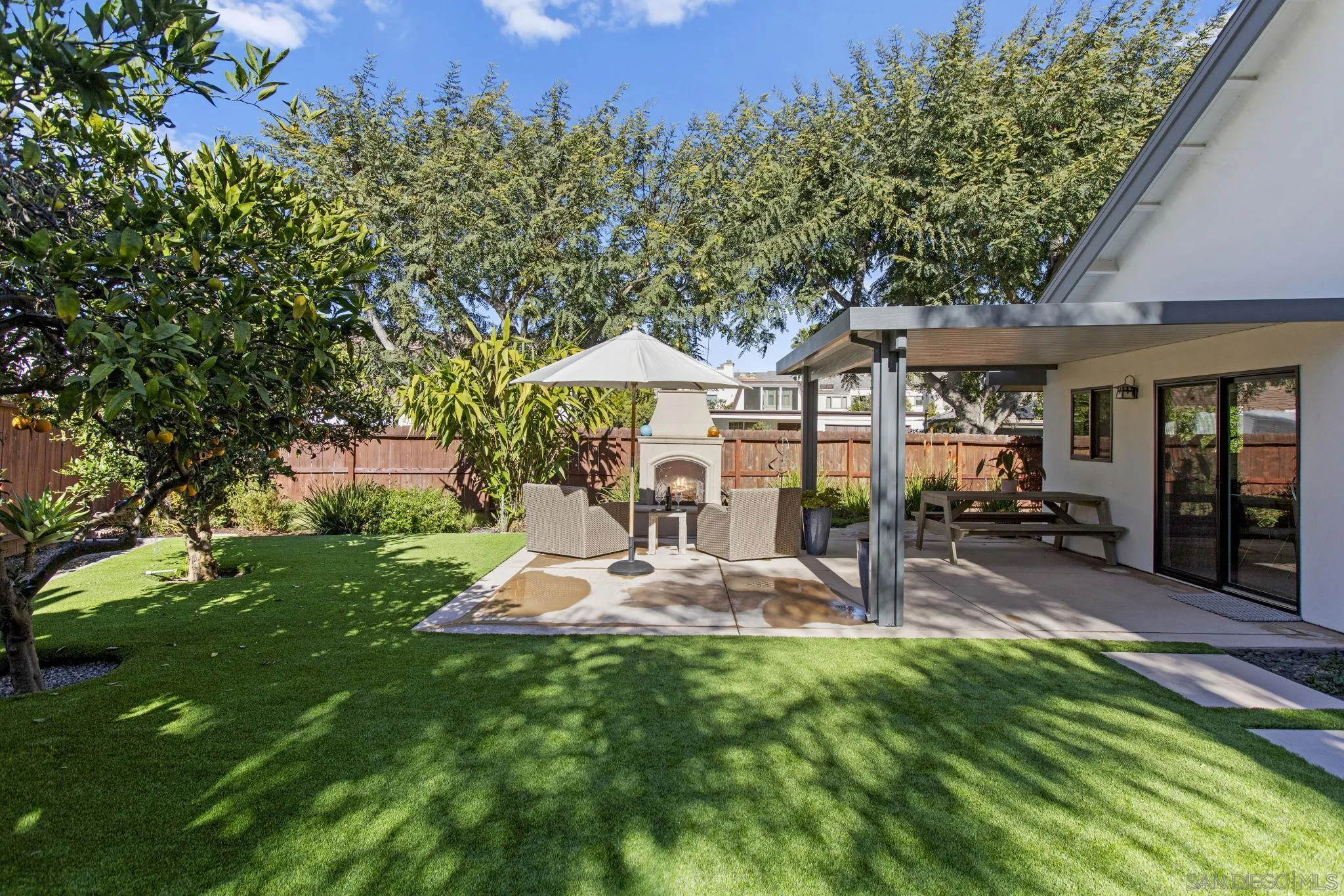 3942 Avenida Brisa
