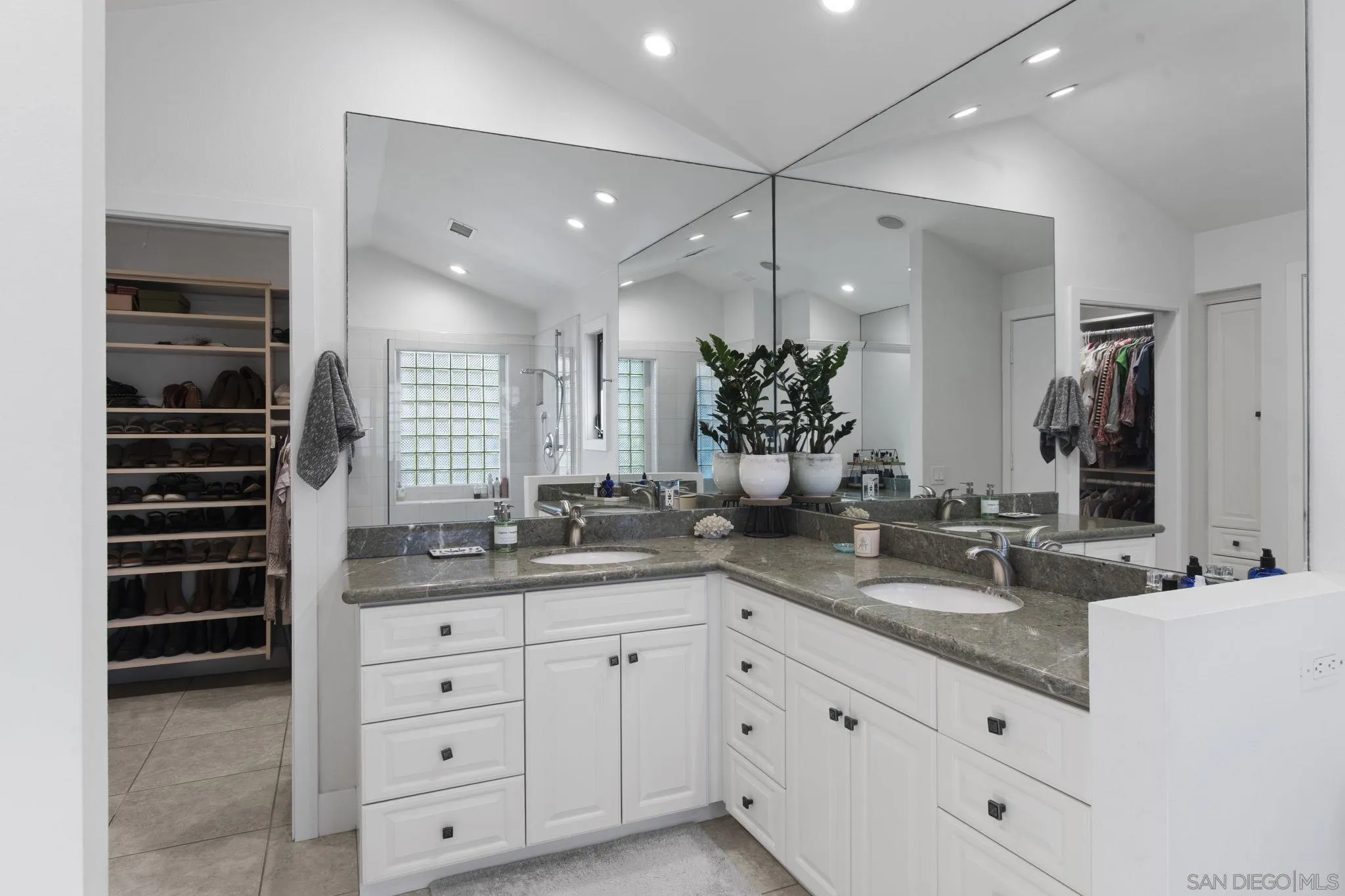 3942 Avenida Brisa