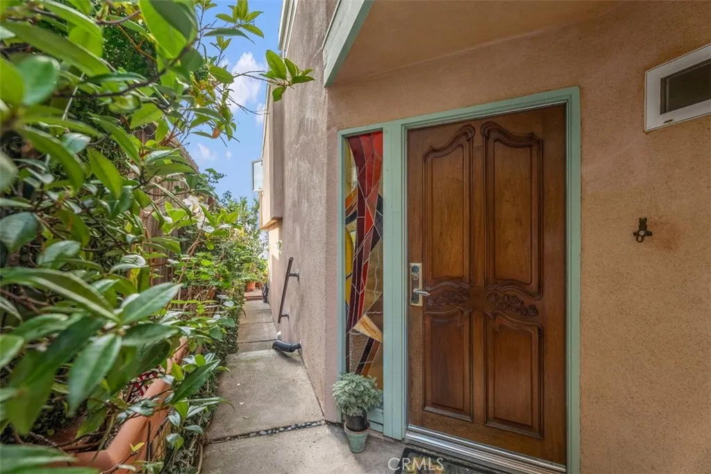 1325 La Mirada Street