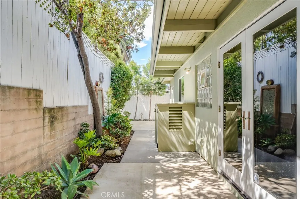 685 Seaview Street