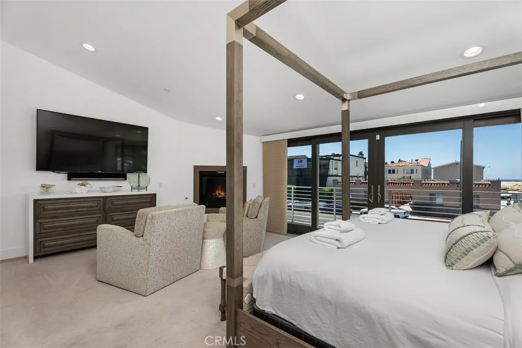 200 E Balboa Boulevard