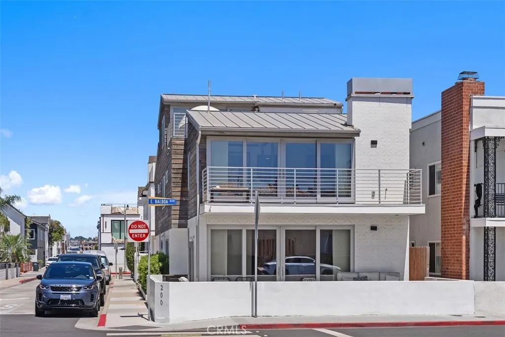 200 E Balboa Boulevard