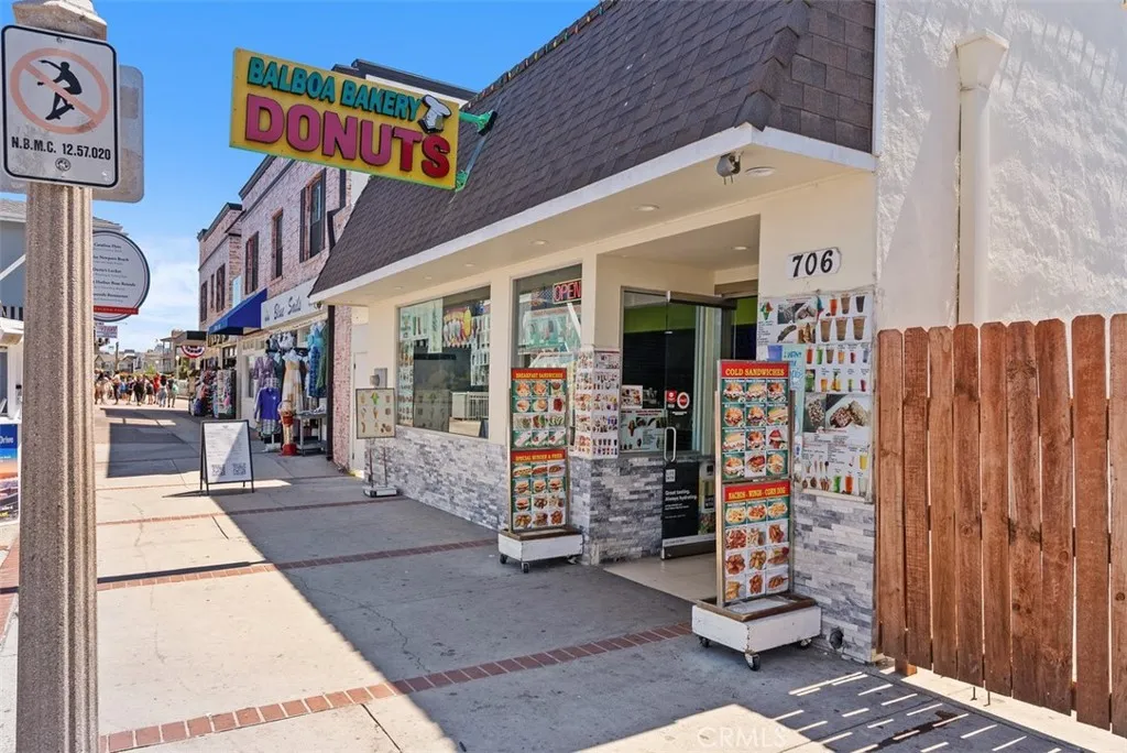 200 E Balboa Boulevard