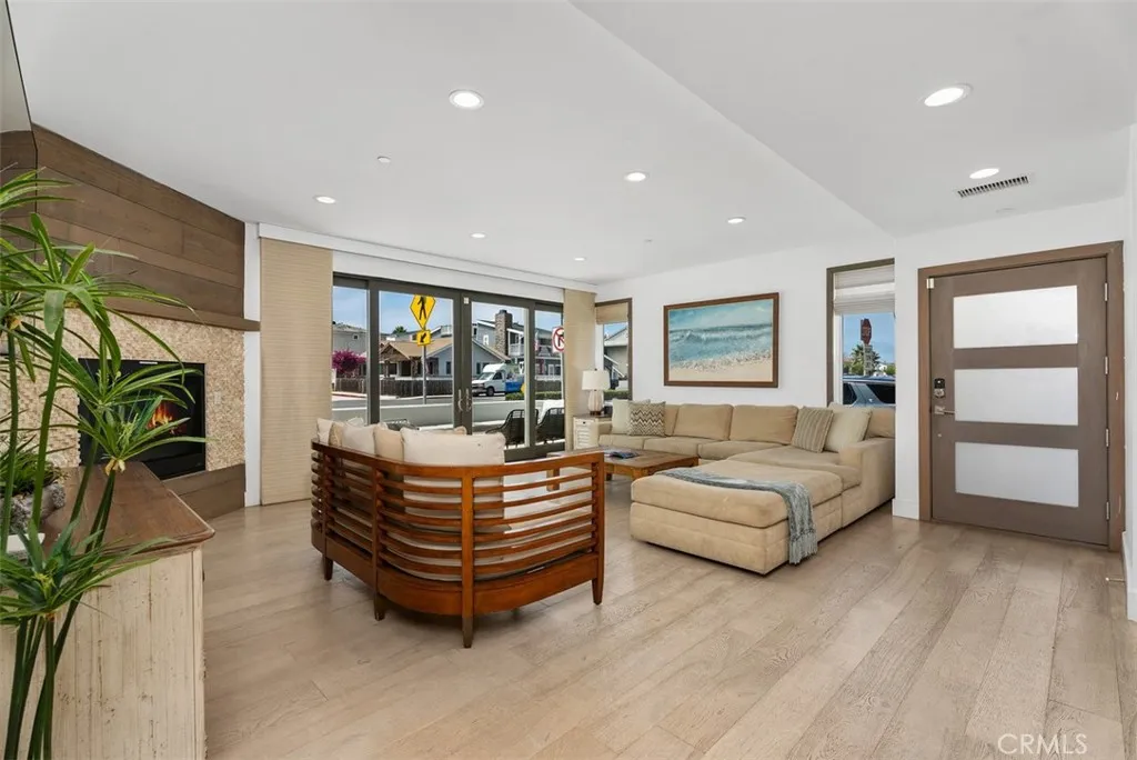 200 E Balboa Boulevard