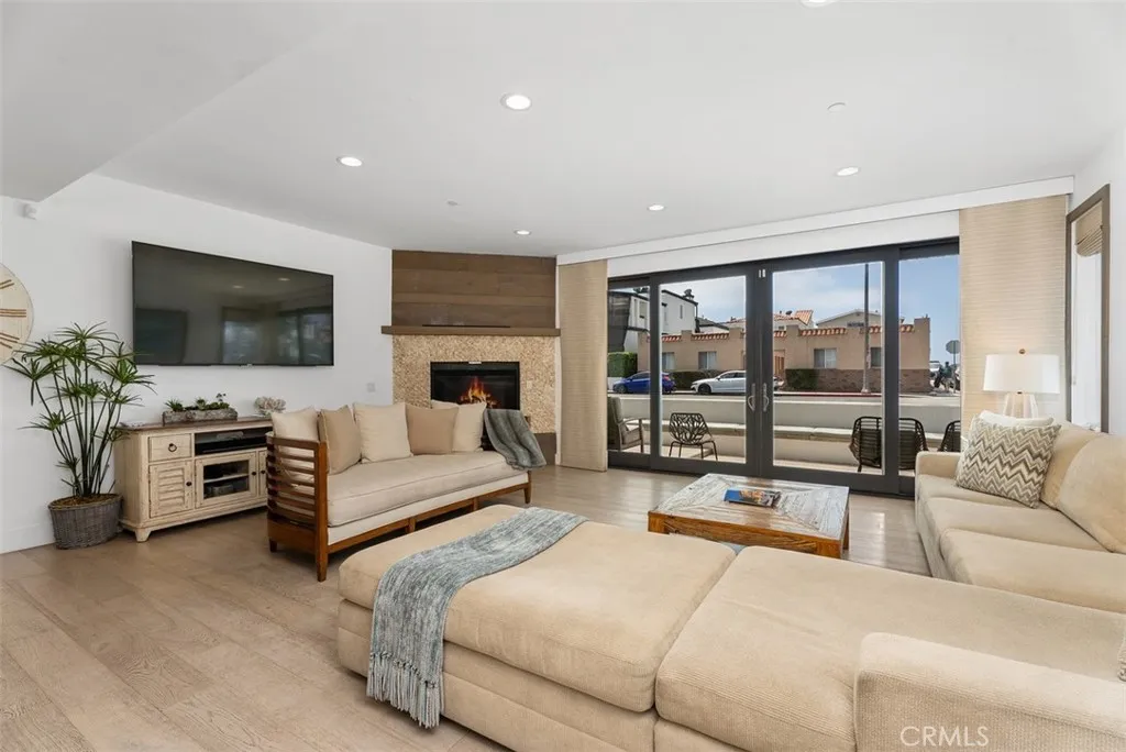 200 E Balboa Boulevard