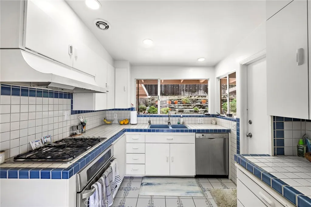 980 Temple Hills