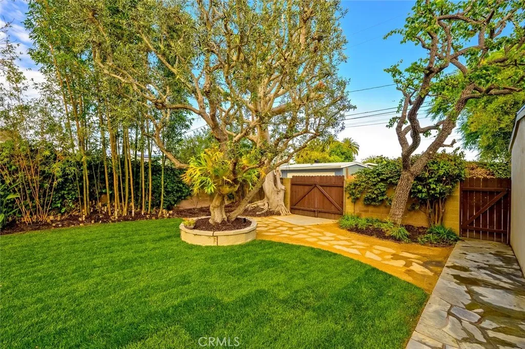 1962 Fullerton Avenue